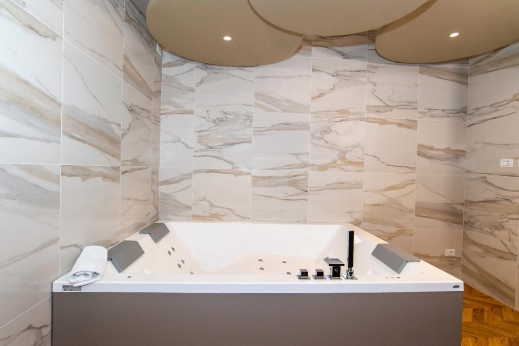 jacuzzi suite home 3